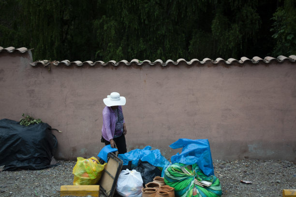 街上的女人，在换衣服图片下载