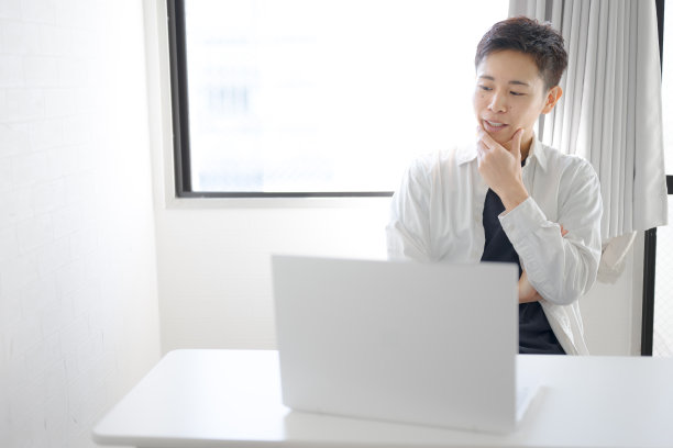 小男孩在电脑前思考图片下载