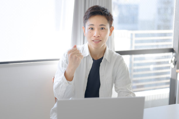 帅哥用电脑图片下载