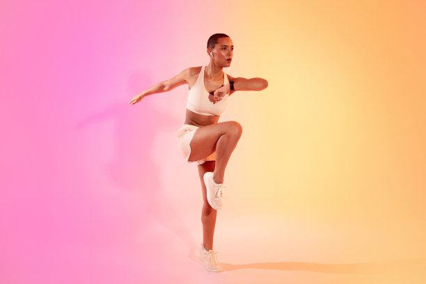 专注千禧拉丁女性运动服，无线耳机跑，跳，做积极锻炼，听音乐图片下载