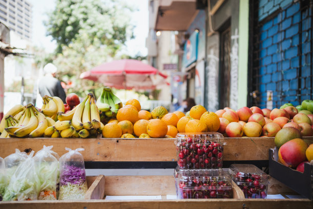 智利街头水果摊上各种水果的照片。香蕉、苹果、橙子等等图片下载