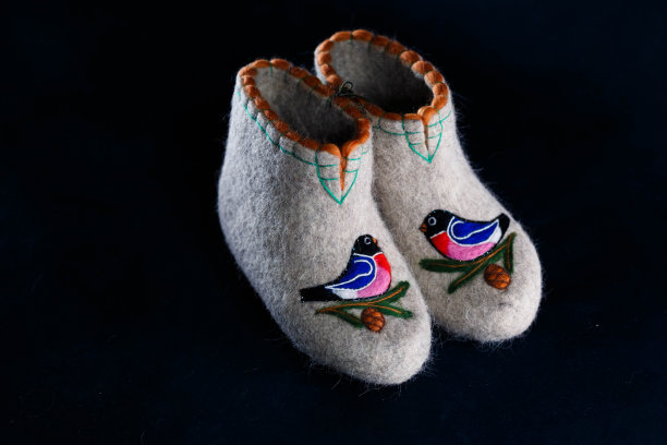 毛毡用毛毡法刺绣的羊毛拖鞋图片下载