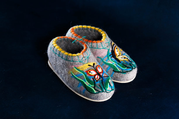 毛毡用毛毡法刺绣的羊毛拖鞋图片下载