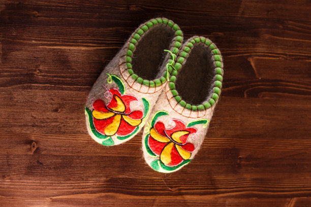 毛毡用毛毡法刺绣的羊毛拖鞋图片下载