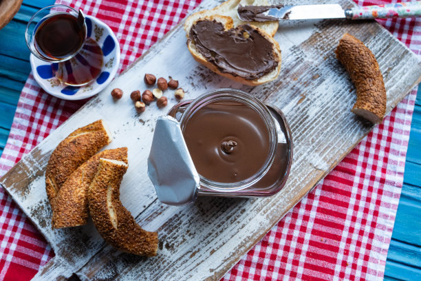 榛子巧克力酱在土耳其百吉饼和土耳其茶早餐照片，Cengelkoy Uskudar，土耳其(土耳其)图片下载