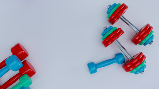 现实彩色哑铃孤立在白色背景。图片下载
