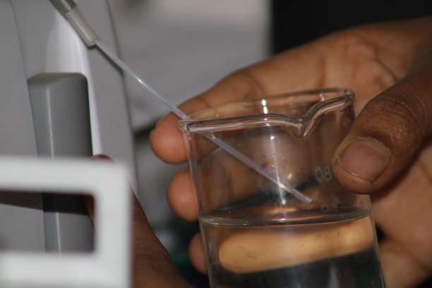 半自动化学分析仪从玻璃管中提取水。印度图片下载