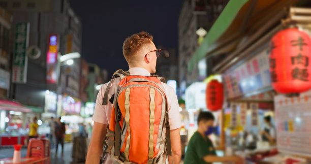 男人逛夜市图片下载
