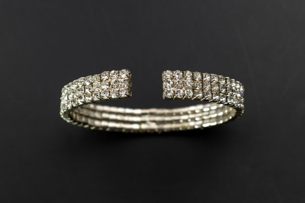 美丽的宝石水晶手镯，独特的手工石珠珠宝背景，宣传照片为网上珠宝店图片下载