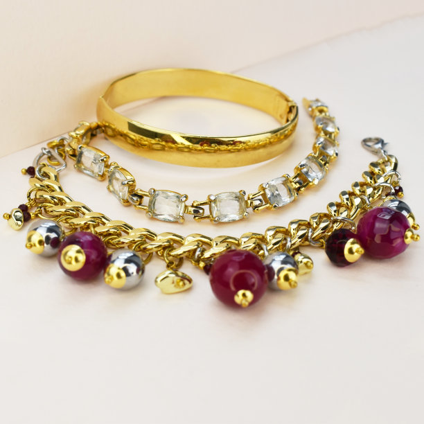 独特的美丽的手镯为妇女，复古珠宝的概念，宣传照片为网上珠宝店图片下载