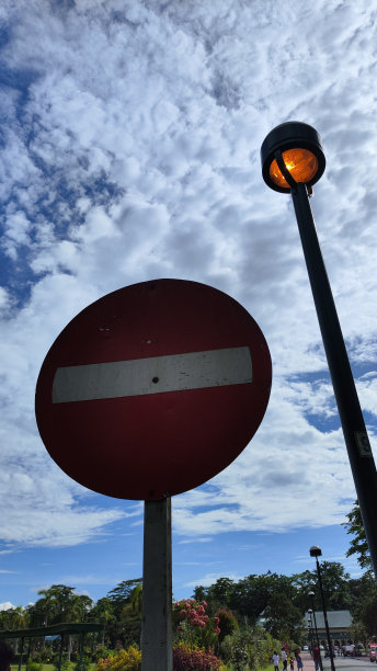 红白相间的圆形标志映衬着蓝天。以蓝天为背景，张贴禁止入内交通标志的照片图片下载