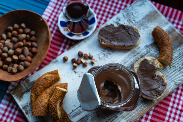 榛子巧克力酱在土耳其百吉饼和土耳其茶早餐照片，Cengelkoy Uskudar，土耳其(土耳其)图片下载