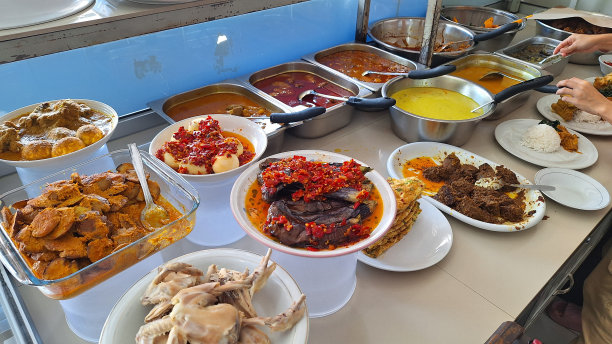 巴东咖喱饭是与印尼有关的最著名的食物之一图片下载