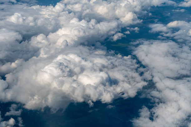 飞机窗外的云的航拍照片图片下载