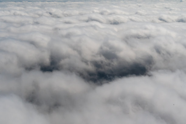 飞机窗外的云的航拍照片图片下载