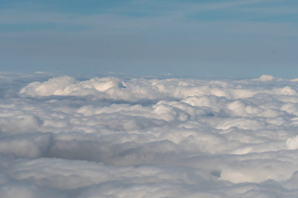 飞机窗外的云的航拍照片图片下载