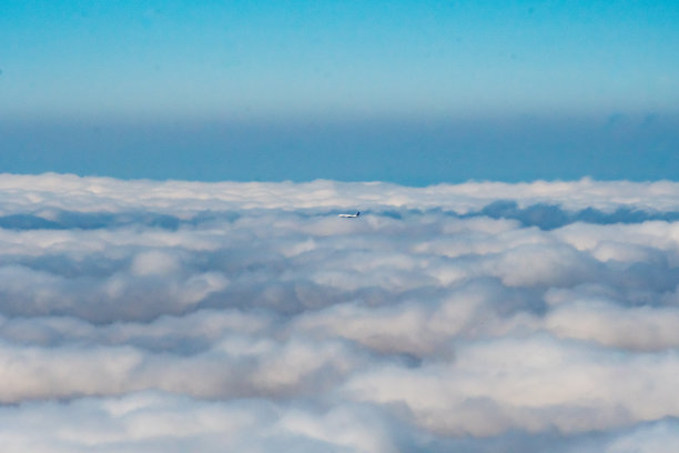 飞机窗外的云的航拍照片图片下载