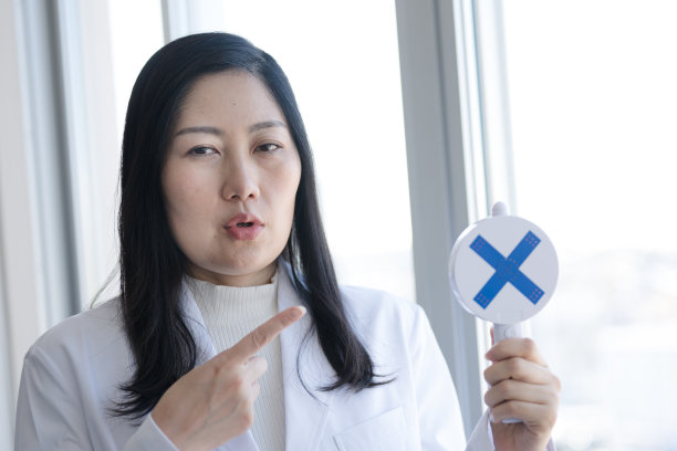 女医生身上有十字标记图片下载