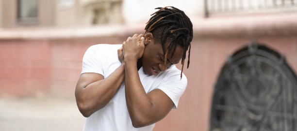 可怕的颈部疼痛，男性有严重的伤害，需要一些药物帮助图片下载