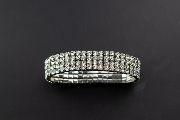 美丽的宝石水晶手镯，独特的手工石珠珠宝背景，宣传照片为网上珠宝店图片下载