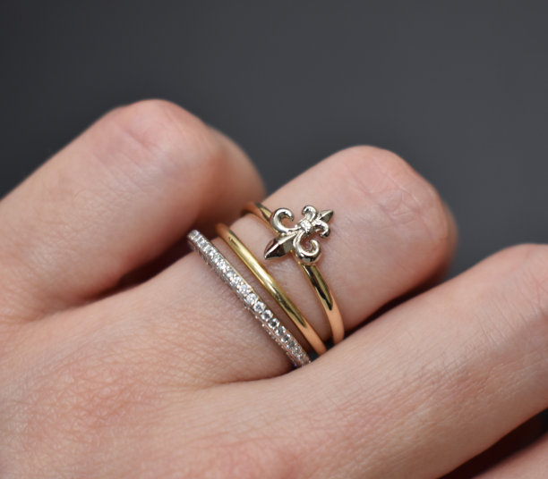 女人手上的漂亮戒指，老式珠宝概念，网上珠宝店的宣传照片图片下载