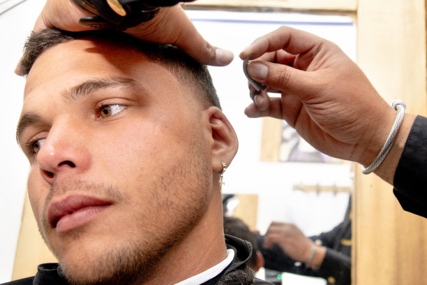 一个人在发廊里做头发图片下载