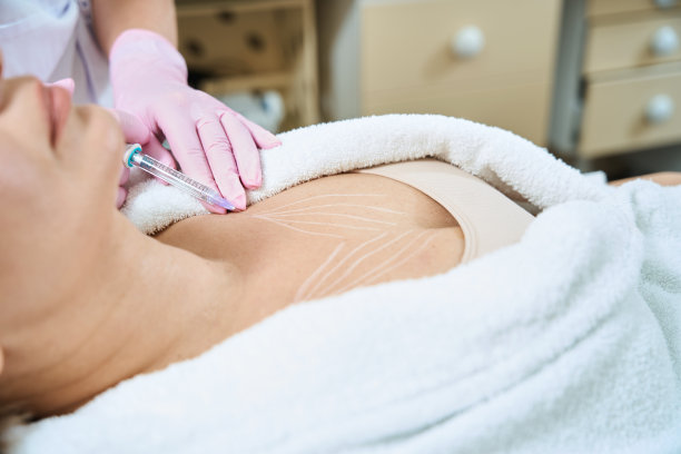 女美容师用女性注射器做胸部注射的照片图片下载