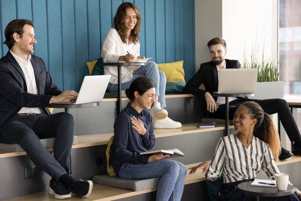 快乐的多民族团队在公司会议上聊天，玩得开心图片下载