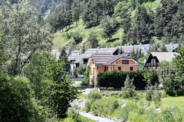 房子在山上，照片作为背景图片下载