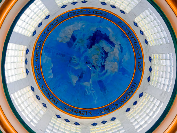 印度尼西亚雅加达——2022年5月:清真寺云形穹顶的内部照片和华丽的书法图片下载