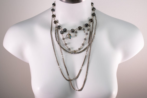 独特的美丽的项链上的女人一个白色的人体模型，复古珠宝的概念，宣传照片为网上珠宝店图片下载