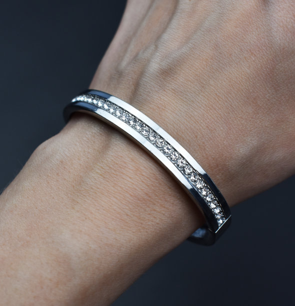 美丽的宝石水晶手镯，独特的手工石珠珠宝背景，宣传照片为网上珠宝店图片下载