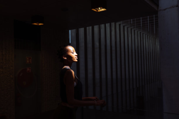 阁楼里的画廊，黑人女人。图片下载