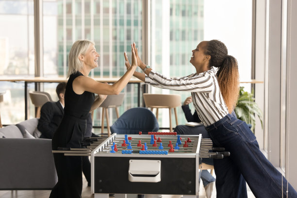 快乐的多民族年轻和年长的办公室同事庆祝胜利图片下载