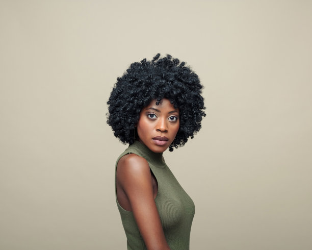 自信的女人看着镜头的肖像图片下载