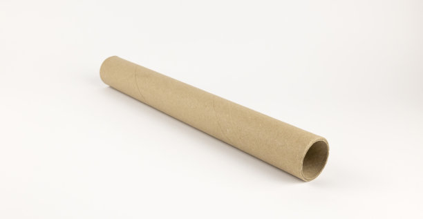 用过的空纸板卷。一卷纸巾。图片下载