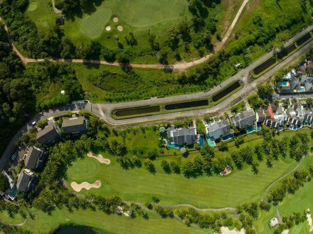 鸟瞰美丽的绿色高尔夫球场球道和果岭，俯视图图像为运动背景和旅游自然背景，令人惊叹的绿色自然景观图片下载