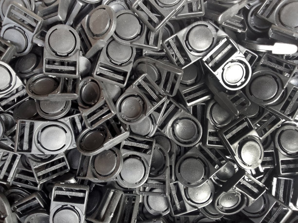 一堆黑色塑料钩扣图片下载