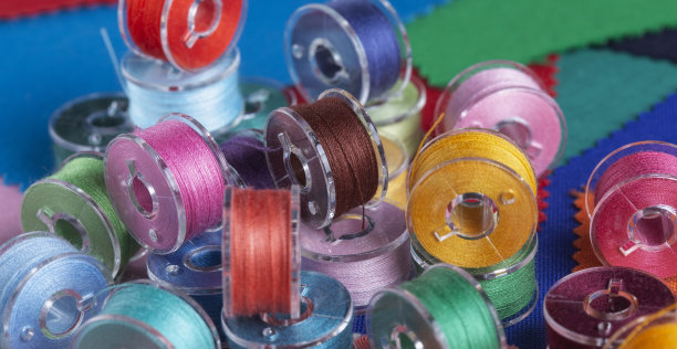 多色线缝纫机用的塑料线轴。图片下载