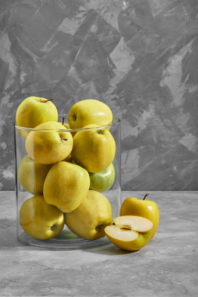 黄苹果在桌子上。顶部视图与复制空间在灰色的石头背景。图片下载