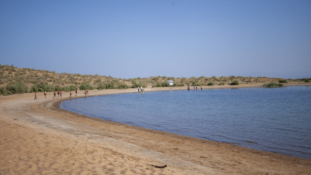 一群人站在河边图片下载