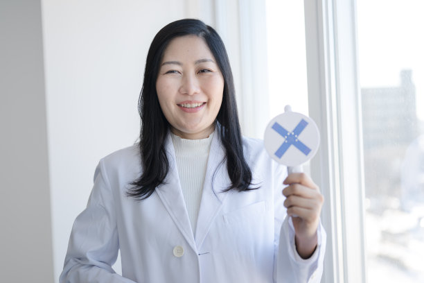 女医生身上有十字标记图片下载