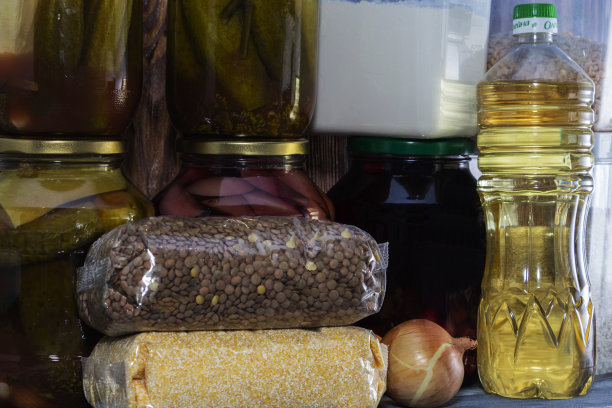 食品供应为检疫隔离期。各种玻璃罐装麦片、面食、罐头食品图片下载