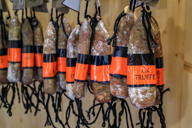 在法国科尔马的一家肉店里，手工制作的松露香肠图片下载