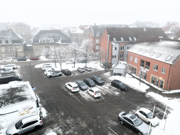 丹麦奥尔堡宽敞的停车场图片下载