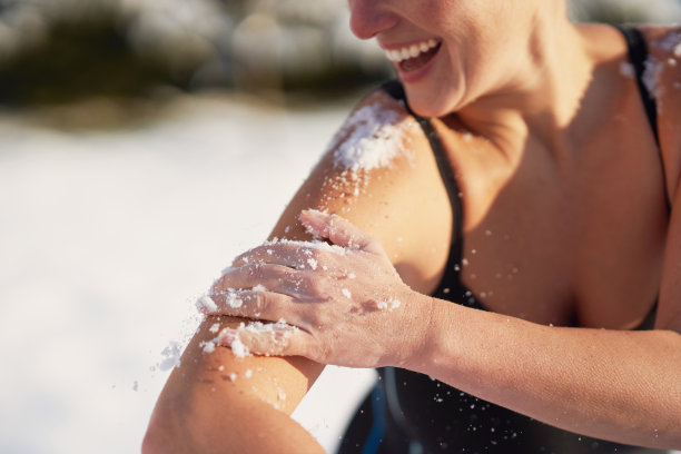 冬天女人在雪地上玩耍的照片图片下载