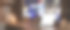靠窗的木桌上放着一台笔记本电脑模型，窗外是城市夜景。图片下载
