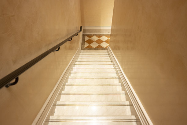 旅馆过道的大理石楼梯图片下载
