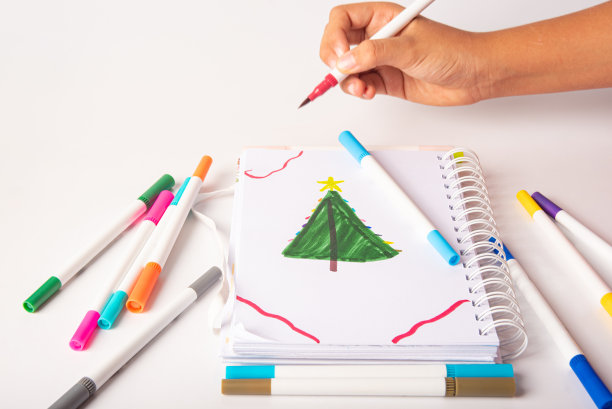 学习用品，青少年用记号笔手绘，白色背景，选择性聚焦。图片下载