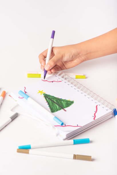 学习用品，青少年用记号笔手绘，白色背景，选择性聚焦。图片下载